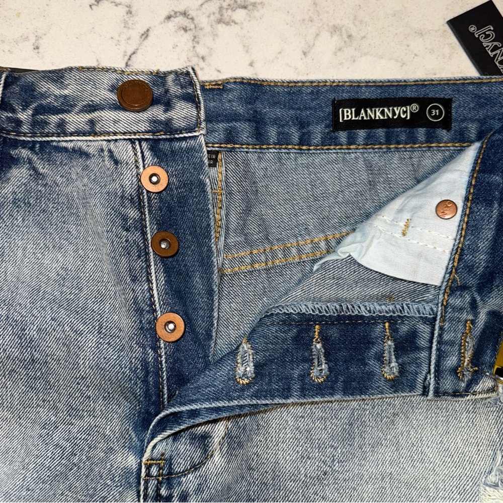 NWT- Blank NYC Women’s Distressed Denim Shorts Size 31 - Picture 5 of 13